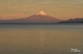 O magnífico vulcão Osorno e o lago Llanquihue iluminados pela luz de fim de tarde, em Puerto Varas, no sul do Chile